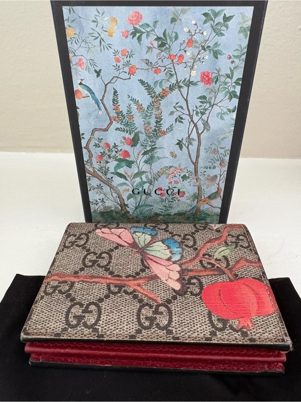 Gucci Floral GG Supreme Card Holder in Beige and Red
